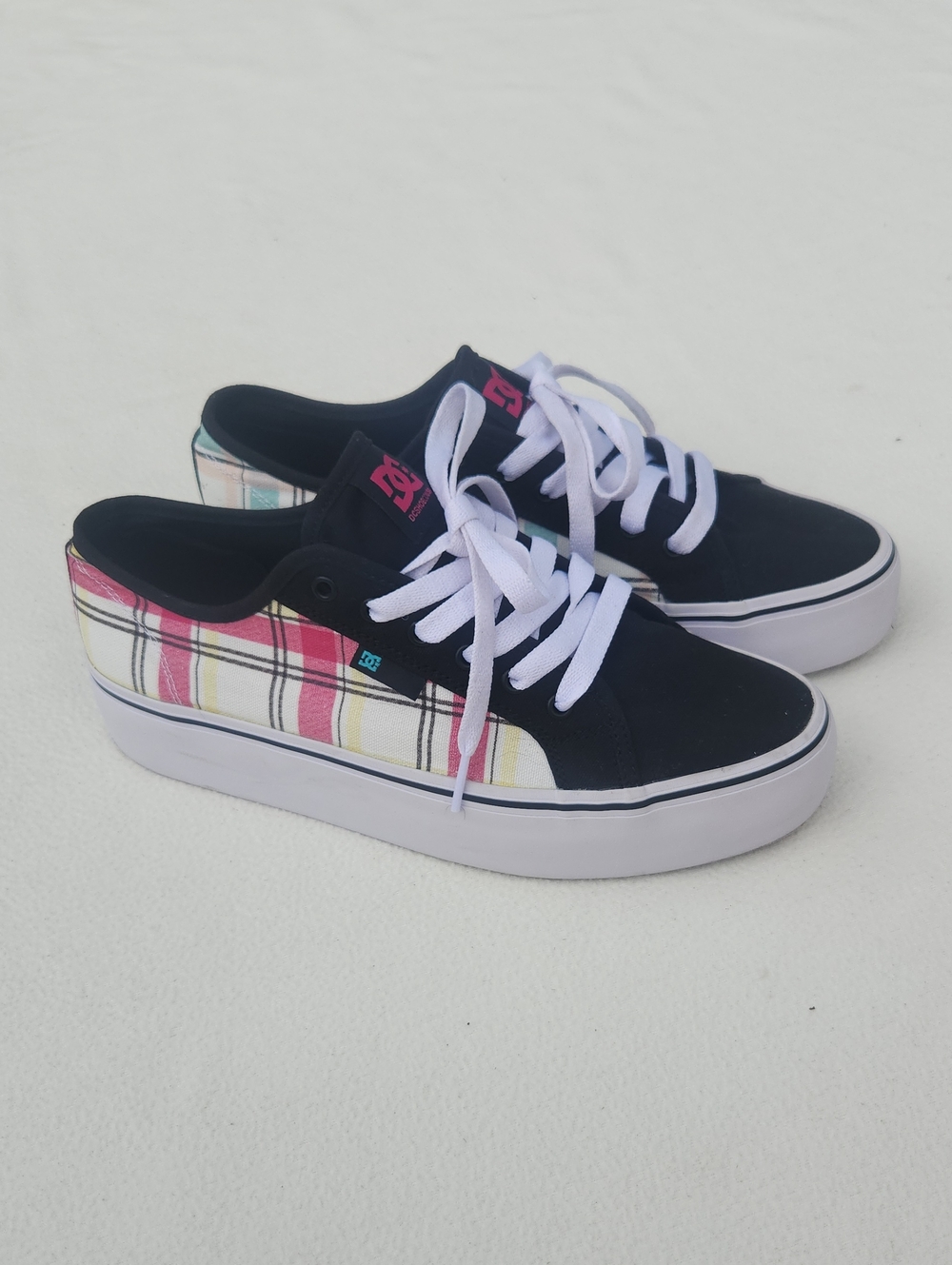 ​DC Shoes Chelsea Grunge Plaid Low Top Skate Sneakers - Pink & Teal Size 10.5